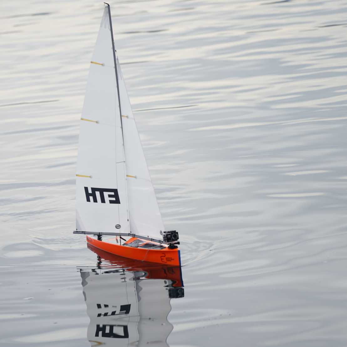 Vergrösserte Ansicht: Autonomous Sailing: Mit KI lassen sich Boote bei bestimmten Wind-​ und Seebedingungen selbstständig und zielgerichtet über das Wasser bewegen