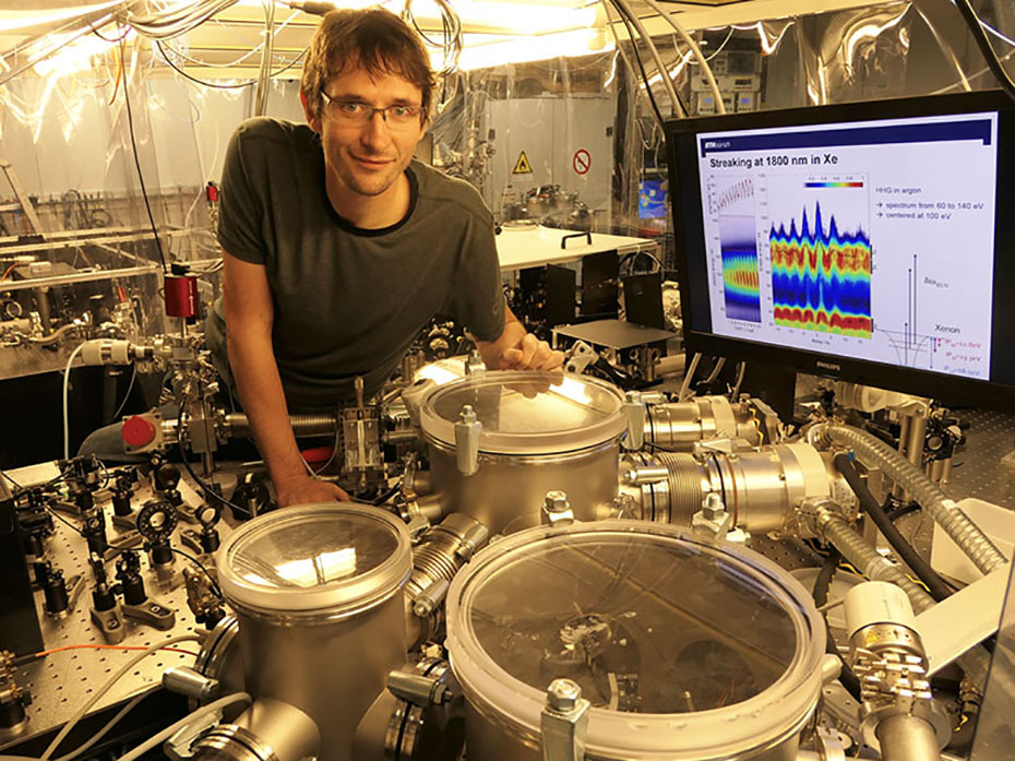 Enlarged view: Thomas Gaumnitz, postdoctoral fellow in the group of ETH professor Hans Jakob Wörner with the setup that generates the shortest laser pulses in the world. (Photograph: ETH Zurich)