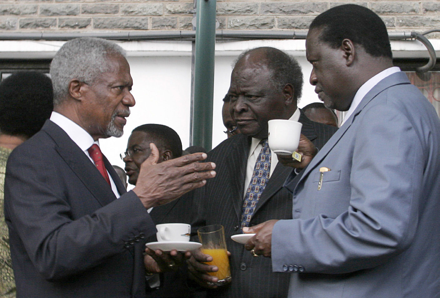 Former UN Secretary-General Kofi Annan (L) talks with Kenya’s President Mwai Kibaki (C) and opposition leader Raila Odinga