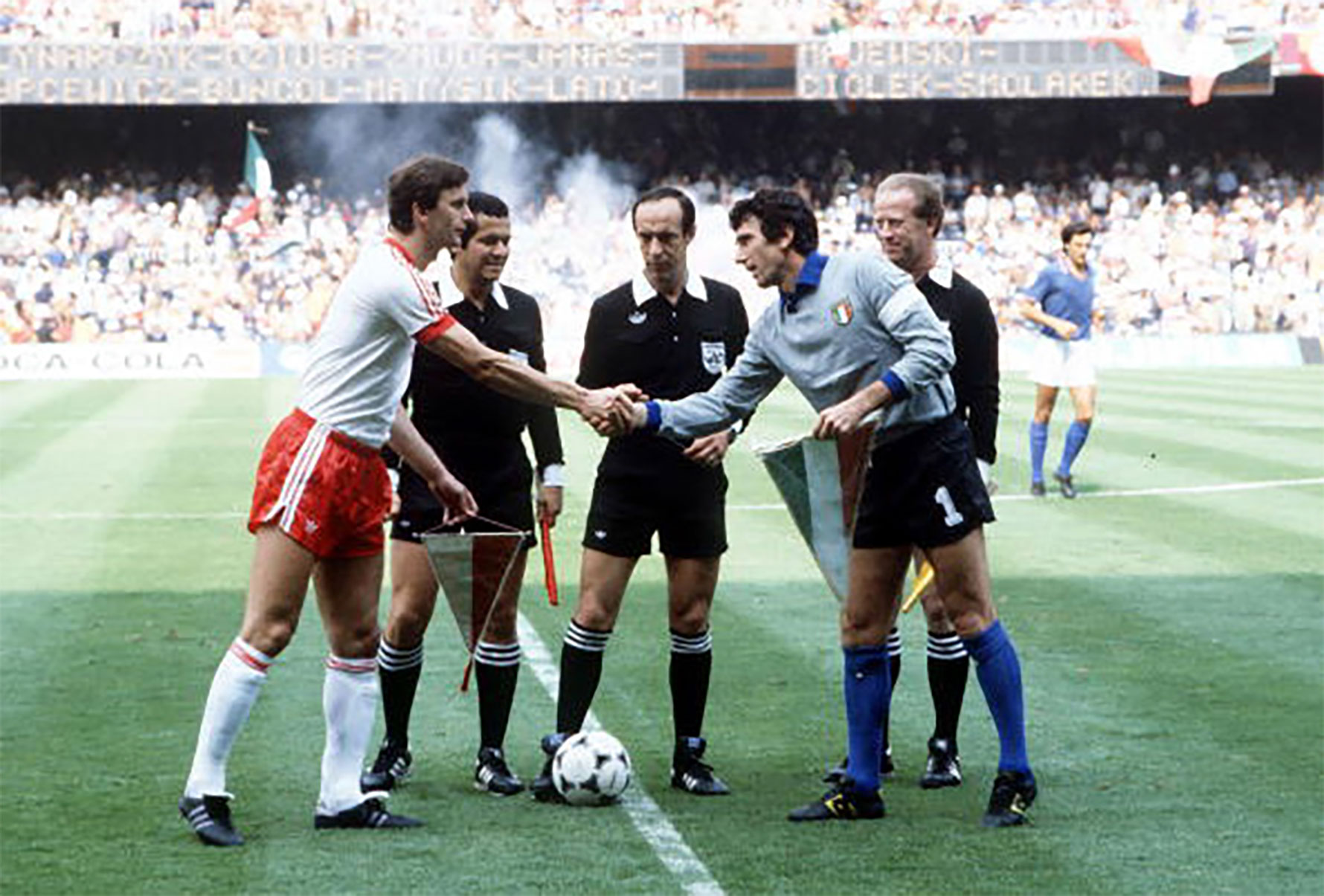 Wladislaw Zmuda shakes hands with Dino Zoff