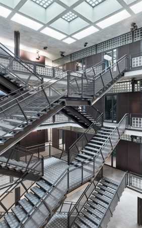 Vergrösserte Ansicht: Eine Treppe im Atrium verbindet den mehrgeschossigen Neubau. (Bild: Kuster Frey)