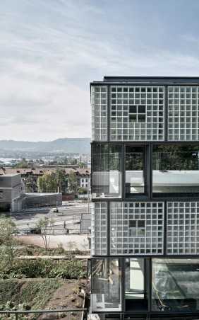 Vergrösserte Ansicht: Das Entwicklungs- und Laborgebäude steht im Areal Zentrum der ETH Zürich. (Bild: Kuster Frey)
