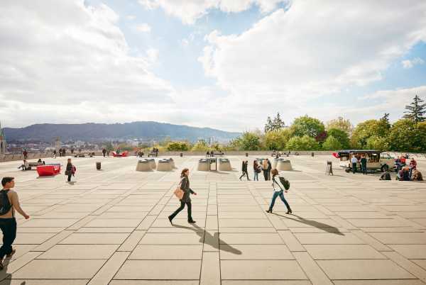 Die Polyterrasse mit Blick über die Stadt Zürich ist ein begehrter Treff- und Aussichtspunkt und Veranstaltungsort im Hochschulgebiet. (Bild: Gian Marco Castelberg)
