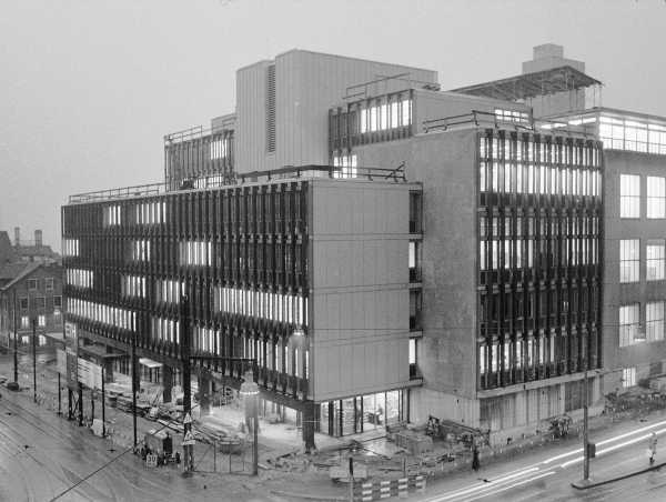 1973: Das neue Maschinenlaboratorium an der Tannenstrasse gegenüber des Hauptgebäudes wird eröffnet. (Bild: ETH-Bibliothek)