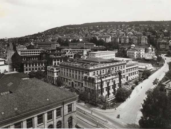 1953: Blick aus der Kuppel des ETH-Hauptgebäudes zu den Bauten für Land- und Forstwirtschaft, Botanik und zu der Sternwarte. (Bild: ETH-Bibliothek Zürich)
