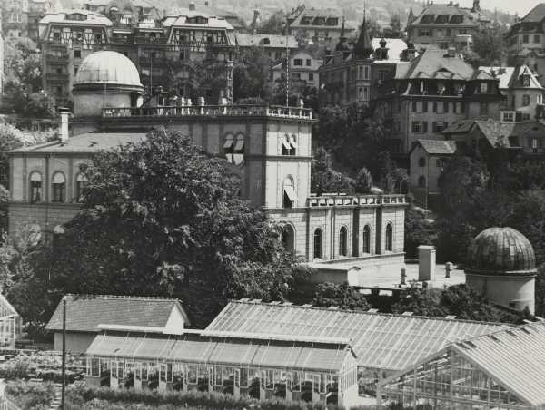 Ca. 1934: Die Eidgenössische Sternwarte mit dem Quartier Fluntern im Hintergrund.