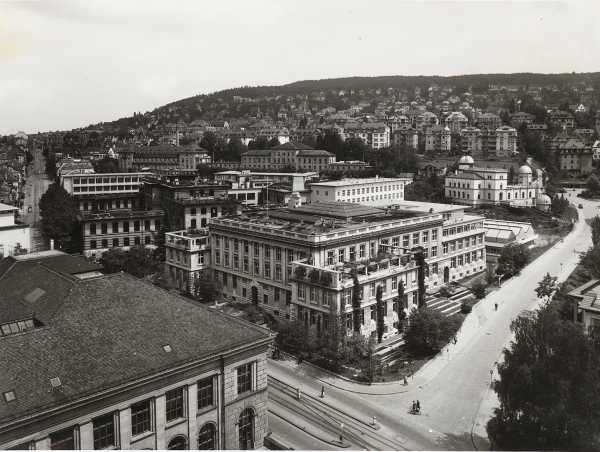 1953: Blick aus der Kuppel des ETH-Hauptgebäudes zu den Bauten für Land- und Forstwirtschaft, Botanik und zu der Sternwarte.