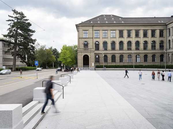 Der sanierte Vorplatz des Hauptgebäudes der ETH Zürich.