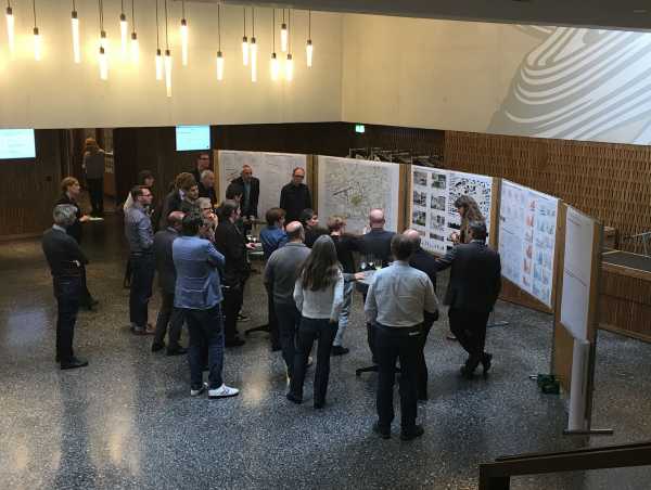 An einer Veranstaltung zum Stadtraumkonzept diskutieren Nutzerinnen und Nutzer aus den Institutionen und Quartieren mit einem Planerteam. (Bild: Baudirektion Zürich)