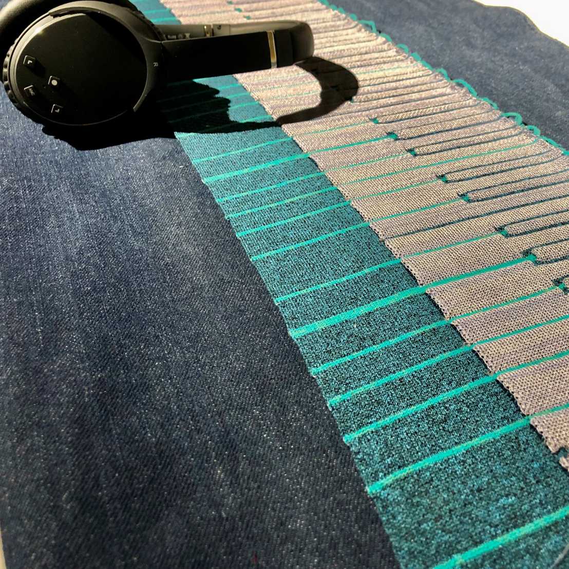 KnittedKeyboard - spielen Sie eine Melodie auf einem smarten Stoff 