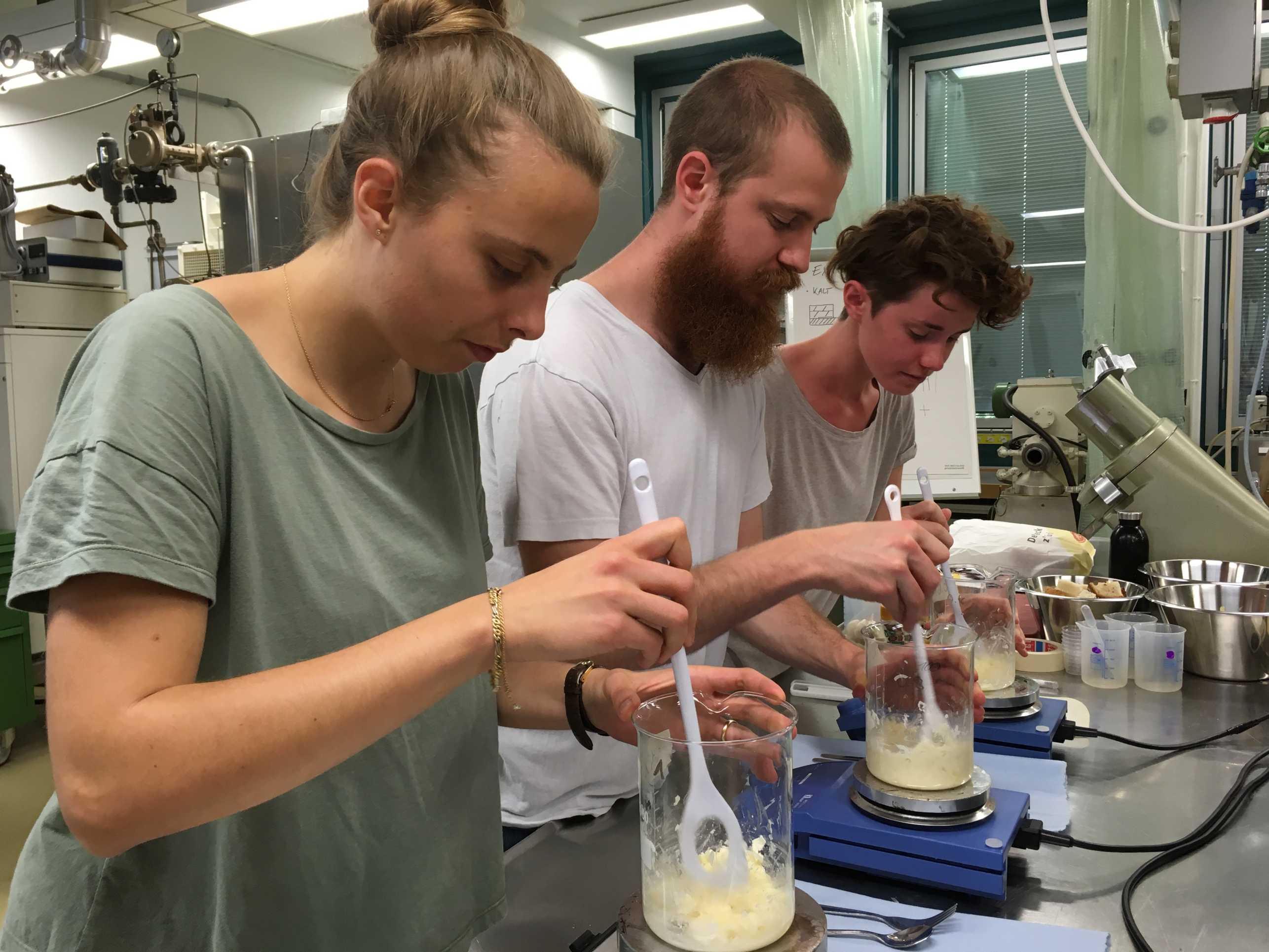 Vergrösserte Ansicht: Studierende bei Laborversuchen zum Testen des während der Projektarbeit entwickelten Produktes Foto: Julia Merkel