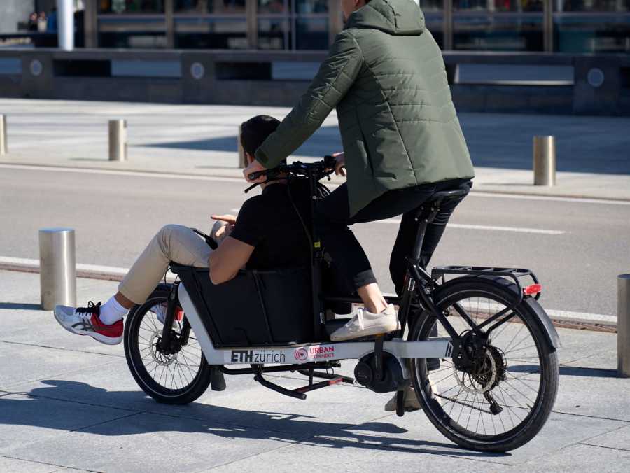 Vergrösserte Ansicht: Zwei Personen mit dem Bikesharing Velo unterwegs