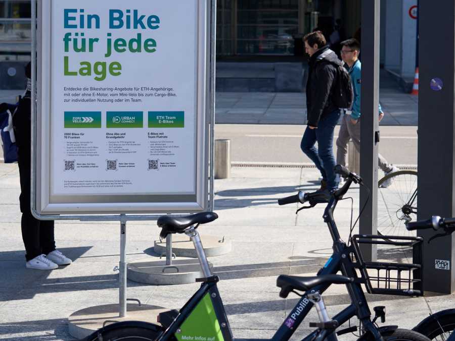Vergrösserte Ansicht: Velos mit Plakat auf dem Showcase Bikesharring Hoengggerberg