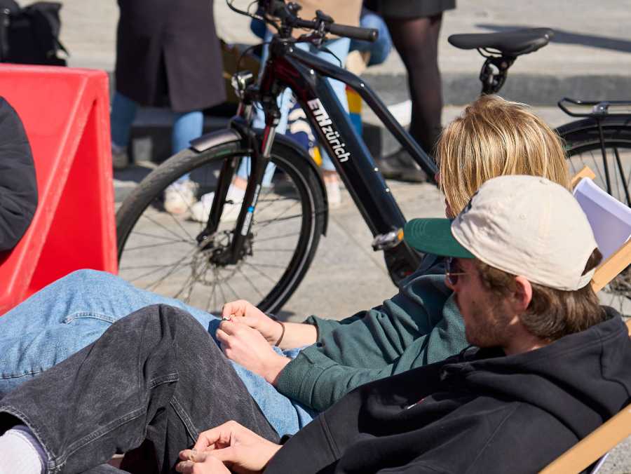 Vergrösserte Ansicht: Besucher entspannen sich auf dem ETH Showcase Bikesharing Hoenggerberg