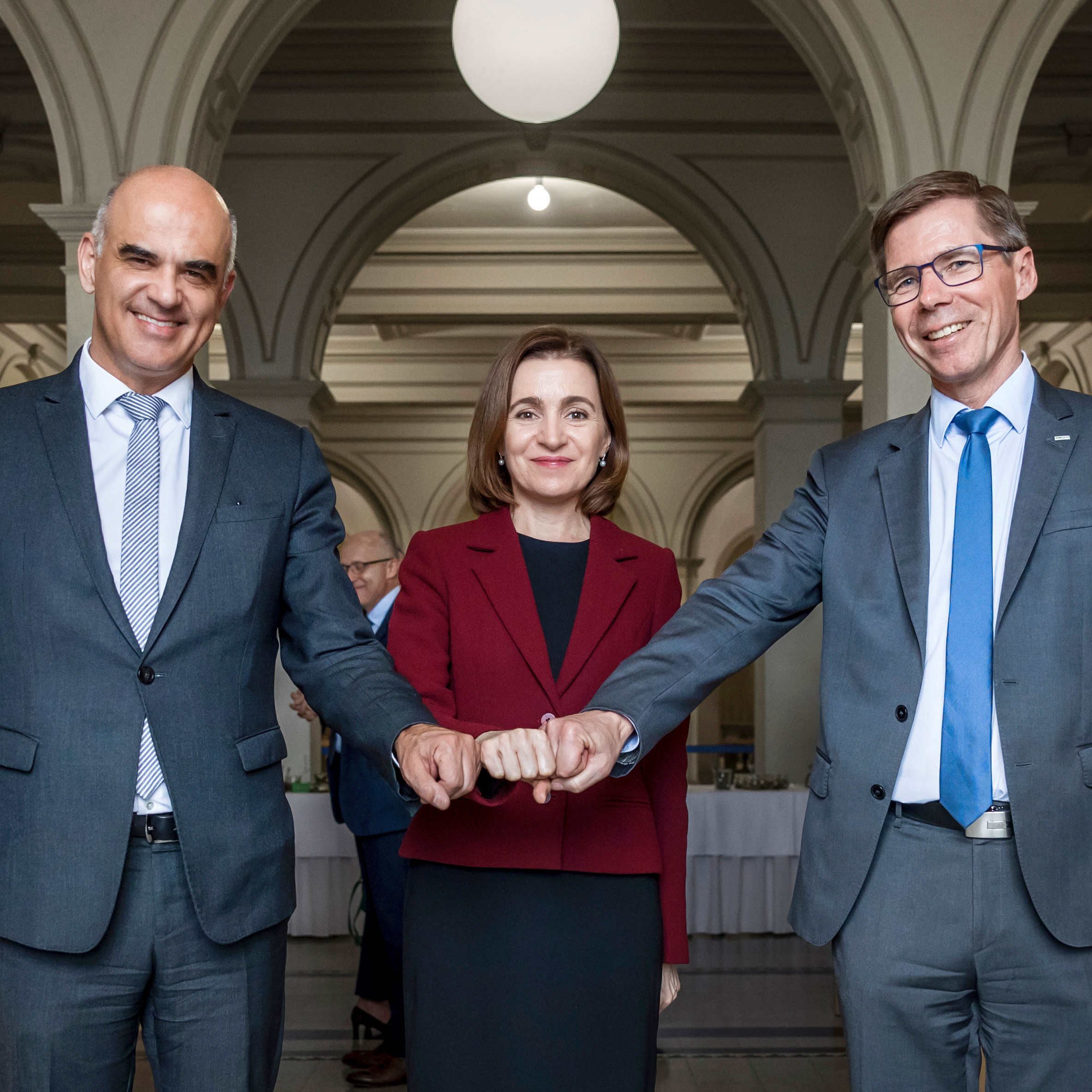 Vergrösserte Ansicht: Alain Berset (l.), Maia Sandu und ETH-Präsident Joël Mesot (r.) geben sich die Hand.