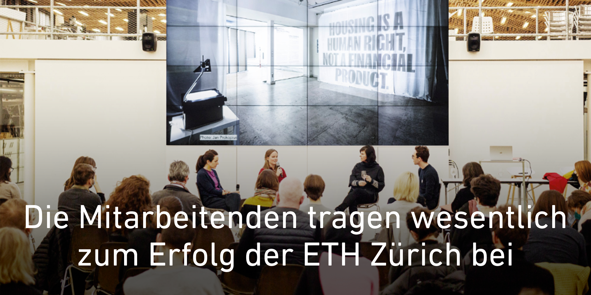 Diskussionspanel mit mehreren Teilnehmenden. Text: Die Mitarbeitenden tragen wesentlich zum Erfolg der ETH Zürich bei. Link zu News Artikel.