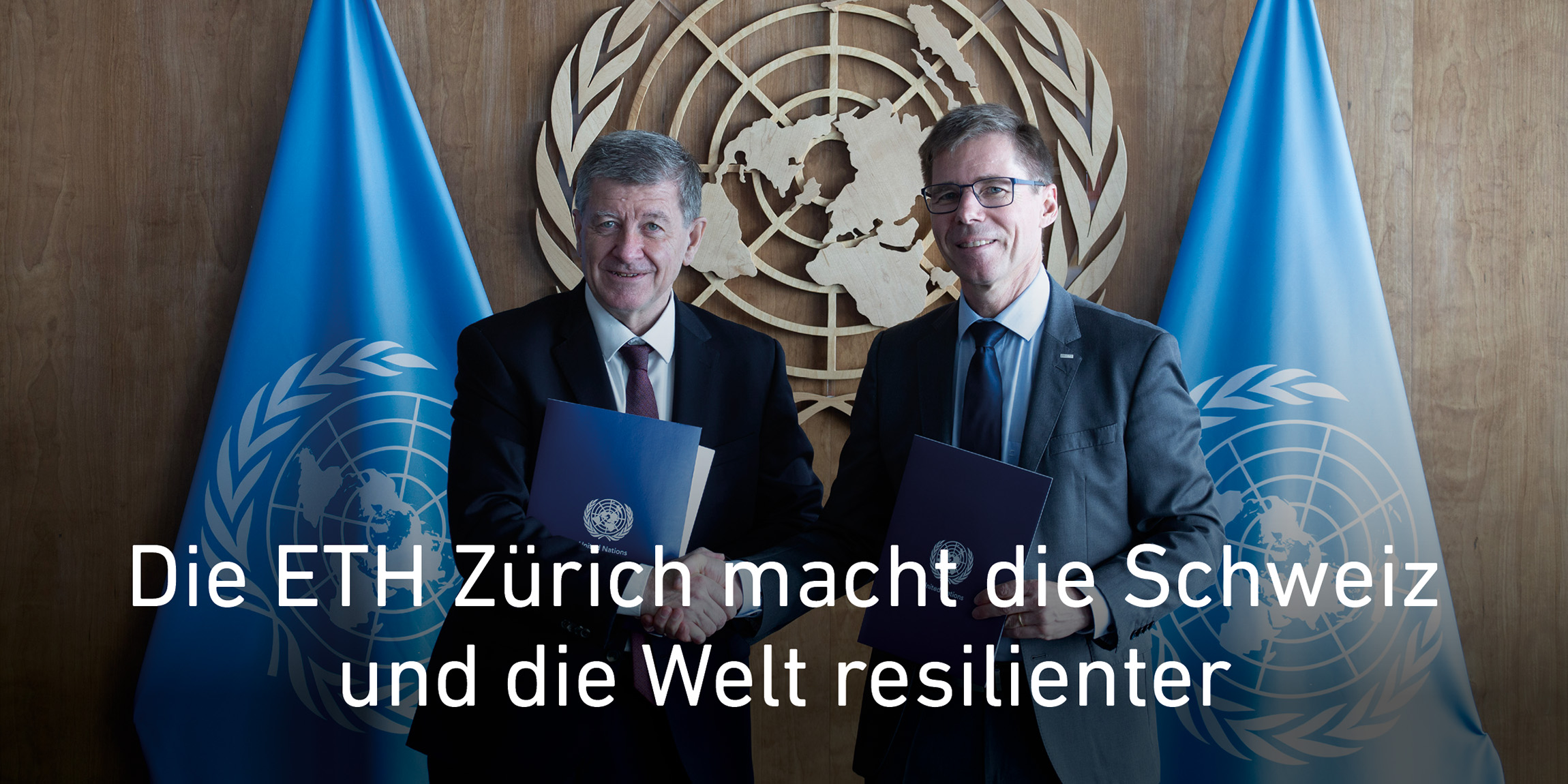Zwei Männer stehen vor dem UNO Logo und zwei UNO Flaggen und schütteln sich die Hände. Text: Die ETH Zürich macht die Schweiz und die Welt resilienter. Link zu News Artikel.