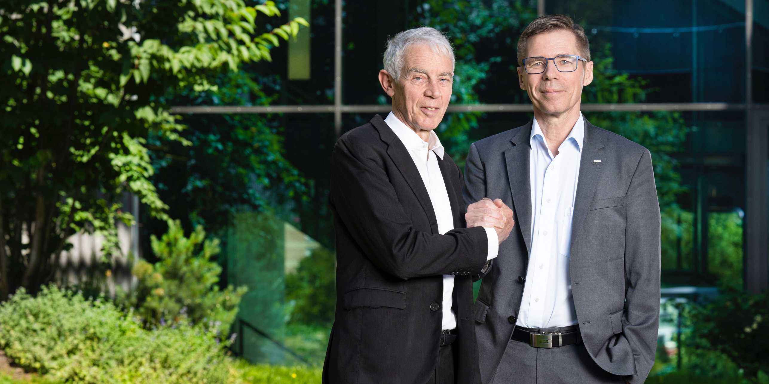 ETH-Präsident Joël Mesot (rechts) und EPFL-Präsident Martin Vetterli (links) schütteln sich die Hand. Link zum News Artikel über die Koalition..