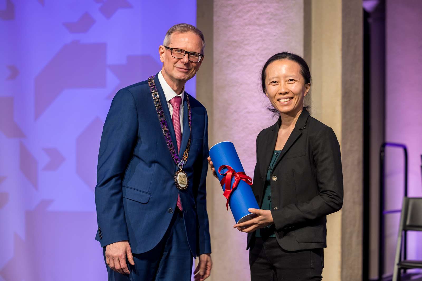 Rektor der ETH Zürich, Professor Günther Dissertori, übergibt die Latsis Urkunde an Professorin Yiwen Chu