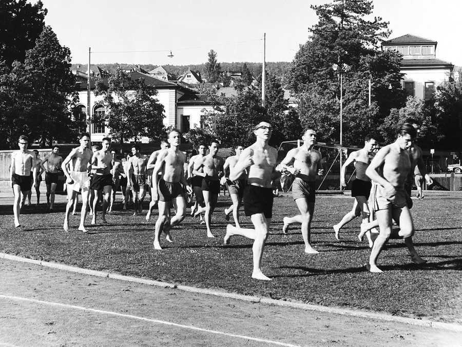Das waren noch Zeiten (ohne eigene Sportanlage): Konditionstraining im Freien in den 1940er-Jahren an der Rämistrasse 80. (Bild: zvg ASVZ)