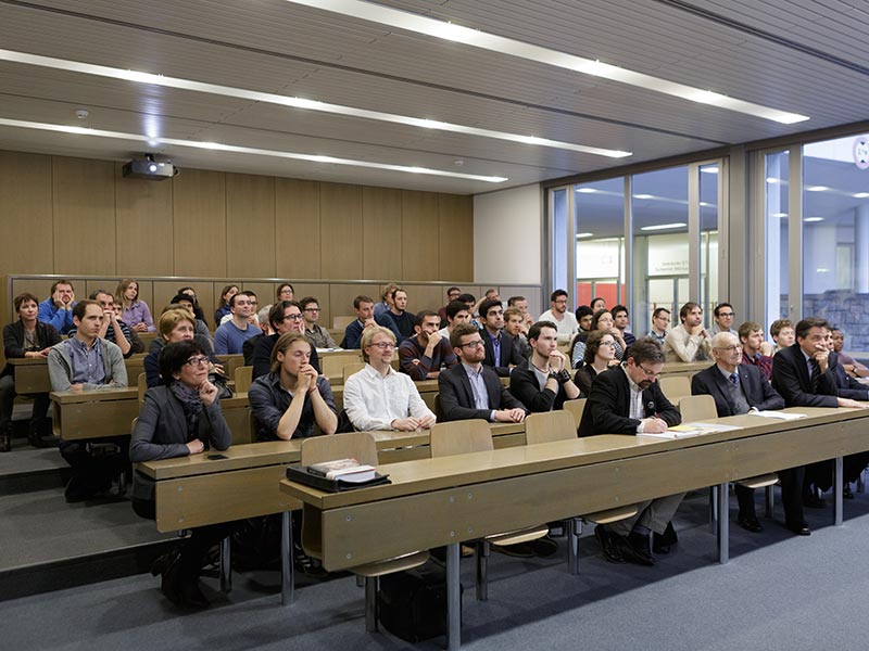 ETH-Studierende und ITET-Professoren hören Jack Heuer zu. (Bild: ETH Zürich/Tom Kawara)
