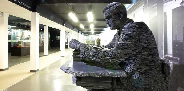 Vergrösserte Ansicht: Turing-Statue in Bletchley Park: Alan Turing war einer der aussergewöhnlichsten Forscher des 20. Jahrhunderts. (Bild: Shaun Armstrong/mubsta)