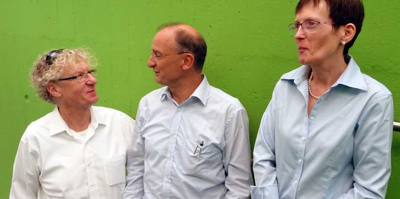 Vergrösserte Ansicht: Giovanni Sommaruga, Leiter des Turing Centre Zurich (in der Mitte), und seine Co-Leiter aus Neuseeland, Diane Proudfoot und Jack Copeland. (Bild: ETH Zurich / Florian Meyer) 