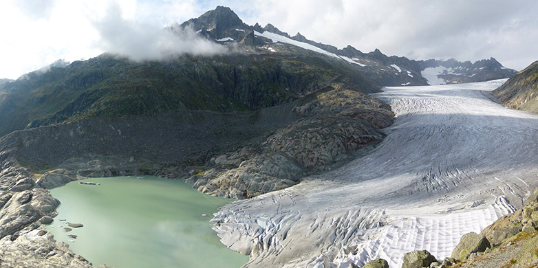 Vergrösserte Ansicht: Der Rhone-Gletscher mit natürlichem Schmelzwasser-See.