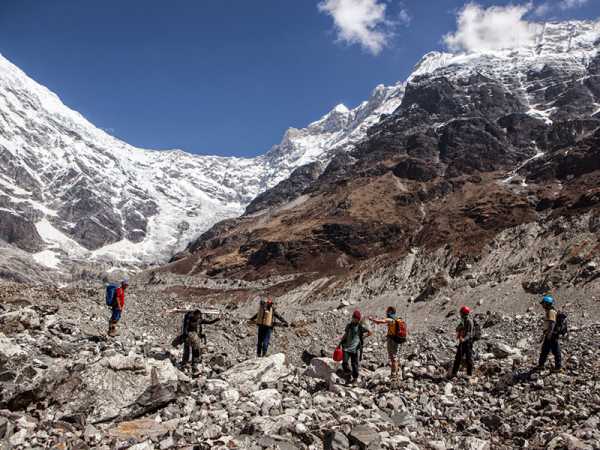 Kein Spaziergang: Forscher errichten auf einem Gletscher in grosser Höhe eine Messstation.