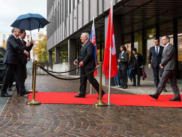 Johann Schneider-Ammann begrüsst den slowakischen Präsidenten Andrej Kiska.