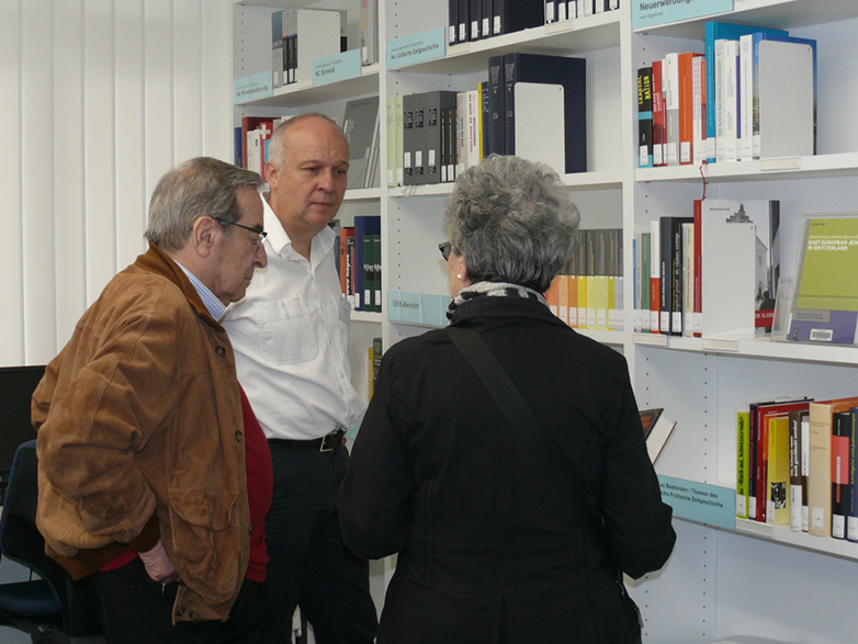 Gregor Spuhler mit Gästen im Lesesaal