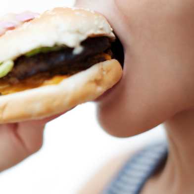 Teenager beisst in einen Hamburger (Colourbox)