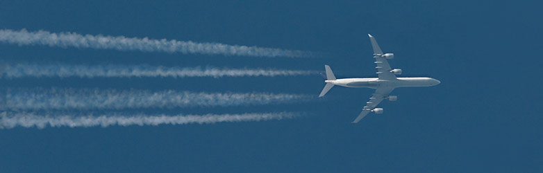 Flugzeug mit Kondensstreifen am Himmel. (Bild: Gudella / iStock) 