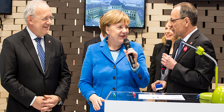 Bundeskanzlerin Angela Merkel, Bundesrat Johann Schneider-Ammann und ETH-Professor Lino Guzzella am ETH CeBIT Stand