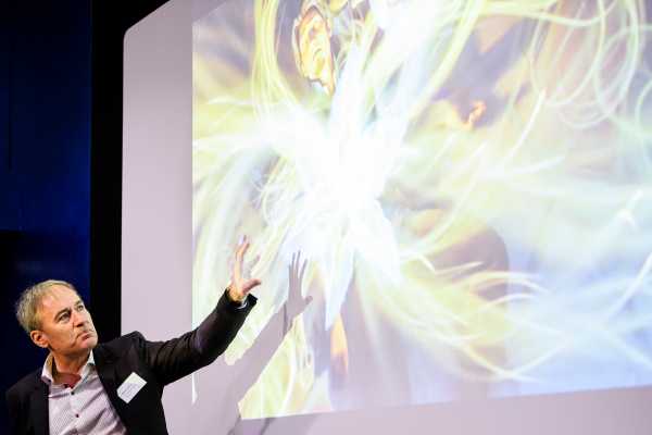 ETH-Professor Markus Gross, Direktor des DRZ, erklärt wie Lichteffekte in Animationsfilmen zustande kommen.