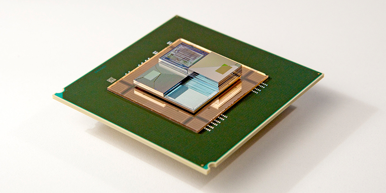 In künftigen Computern könnten dreidimensionale, gestapelte Chips zum Einsatz kommen. Flussbatterien könnten sie mit Energie versorgen und gleichzeitig kühlen. (Bild: Courtesy IBM Research Zurich)