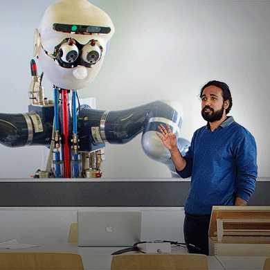 Wissenschaftler diskutiert über Roboter.