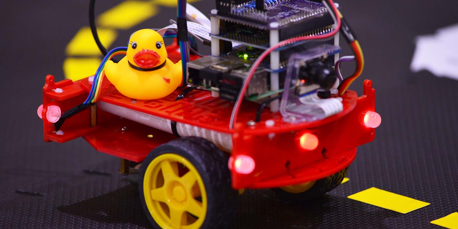 Vergrösserte Ansicht: Die Ente ist nur das Maskottchen: Im Projekt Duckietown brachten Studierende den Robotern autonomes Fahren bei. (Alle Bilder: ETH Zürich / Peter Rüegg)