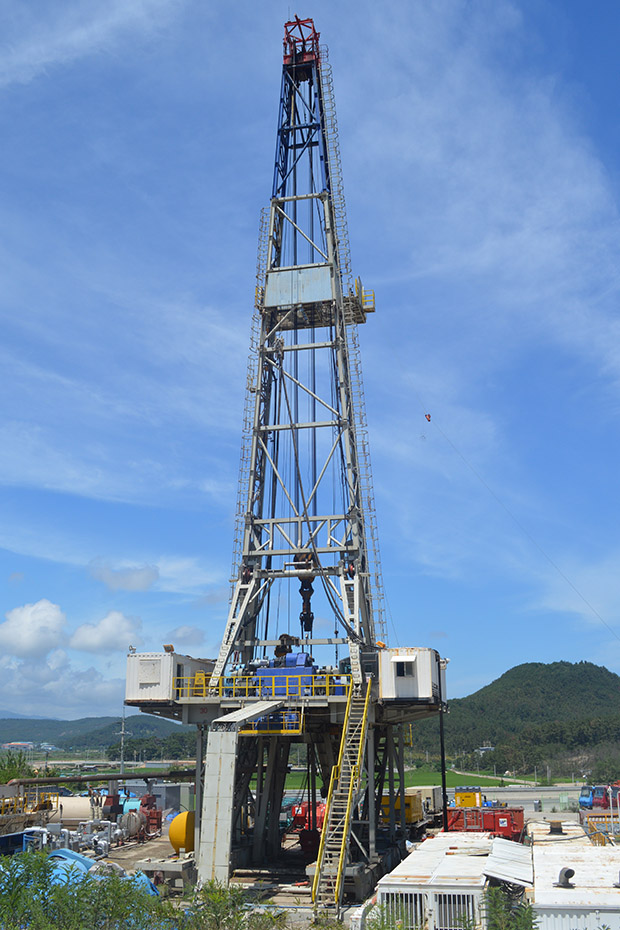Vergrösserte Ansicht: Der Bohrturm des Tiefengeothermie-Projekts nahe Pohang, Südkorea. (Bild: Robert Westaway, University of Glasgow)