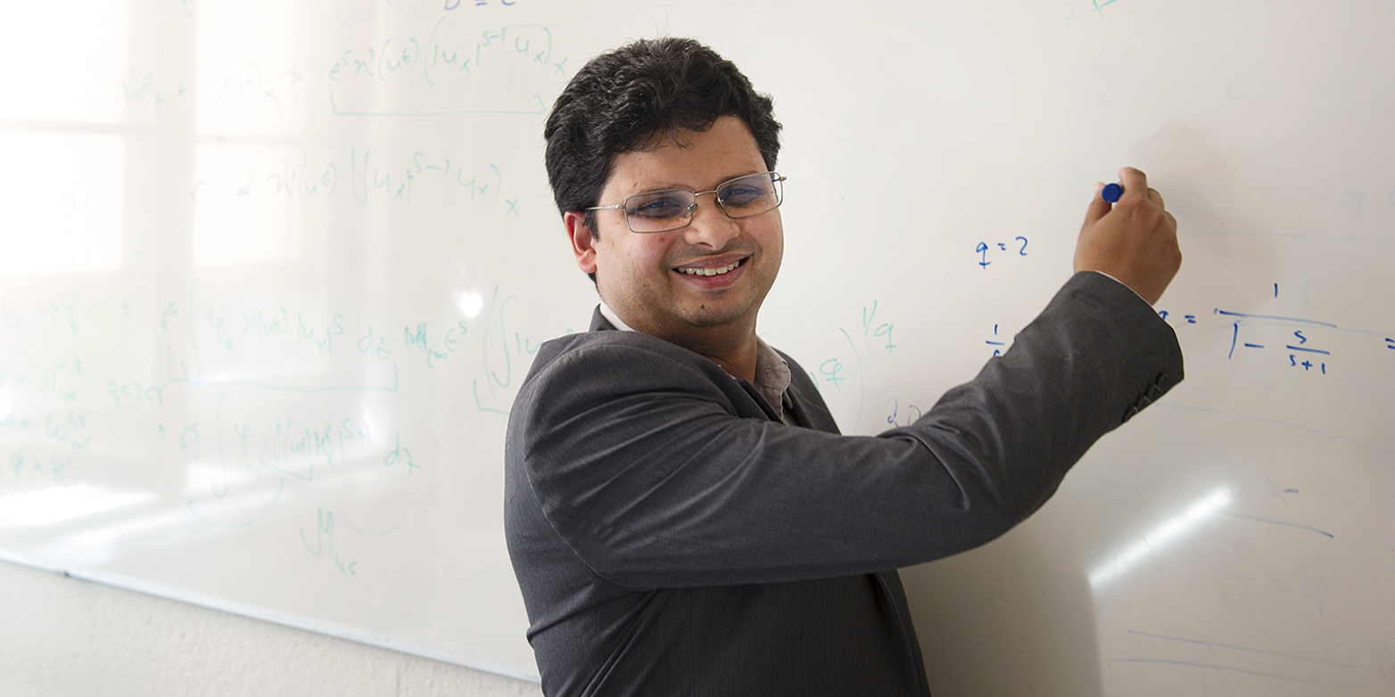 Vergrösserte Ansicht: Modellierung als Berufung: Siddhartha Mishra entwirft die Gleichungen und Algorithmen, mit denen man turbulente Strömungen im Computer nachbilden kann. (Bild: Florian Bachmann)