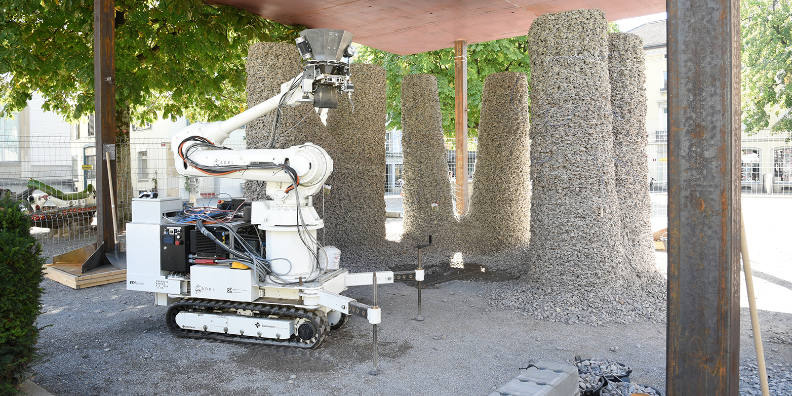 Vergrösserte Ansicht: Der Roboter verarbeitet Schotter und Schnur zu stabilen Säulen. (Bild: Gramazio Kohler Research / ETH Zürich)