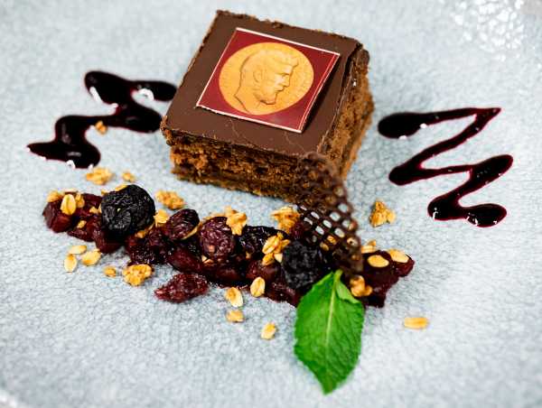 Ein Dessert der besonders feinen Art für Alessio Figalli: Schokoladekuchen mit Fields-Medaille. (Bild: PPR / Christian Merz).