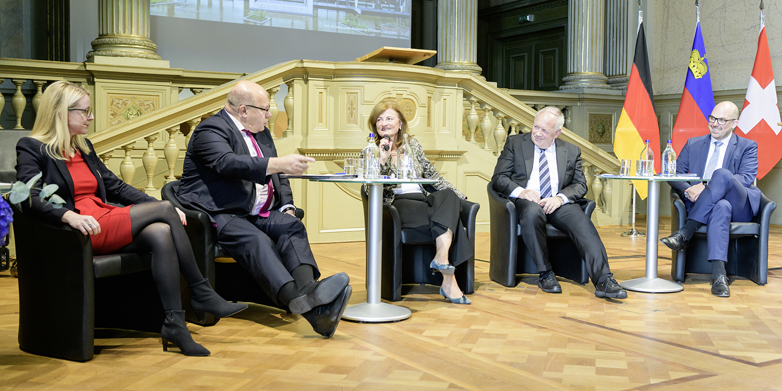 Vergrösserte Ansicht: Die vier Wirtschaftsminister auf dem Podium: Margarete Schramböck (A), Peter Altmaier (D), Johann Schneider-Amann (CH) und Daniel Risch (FL) (v.l.n.r.) (Bild: ETH Zürich/Oliver Bartenschlager)