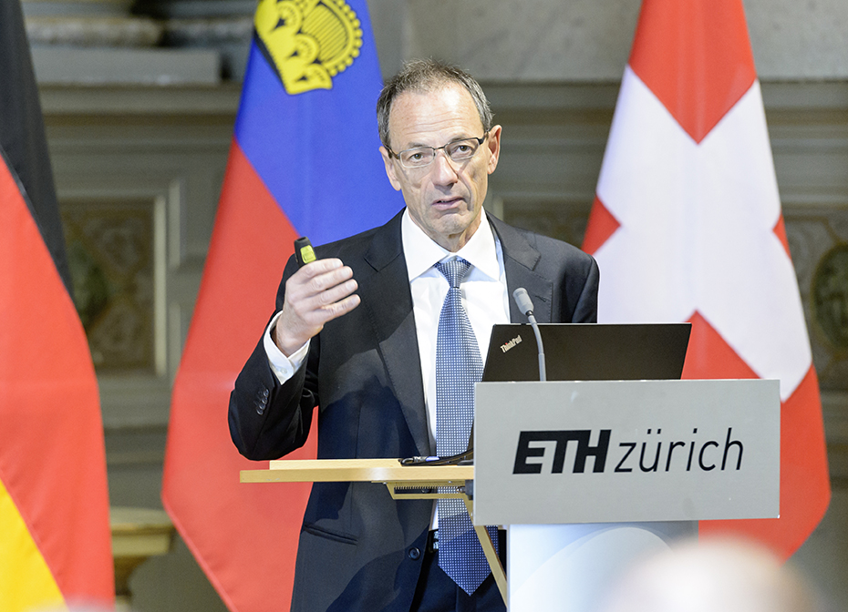 Vergrösserte Ansicht: ETH-Präsident Lino Guzzella begrüsste die Wirtschaftsminister mit Zahlen zu ETH-Firmengründungen. (Bild: ETH Zürich/O.Bartenschlager)