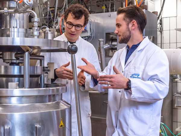 Leandro Buchmann und Lukas Böcker, zwei Doktoranden von ETH-Professor Alexander Mathys, untersuchen die wirtschaftliche Machbarkeit von Mikroalgen als alternativer Proteinquelle. (Bild: Rainer Spitzenberger)