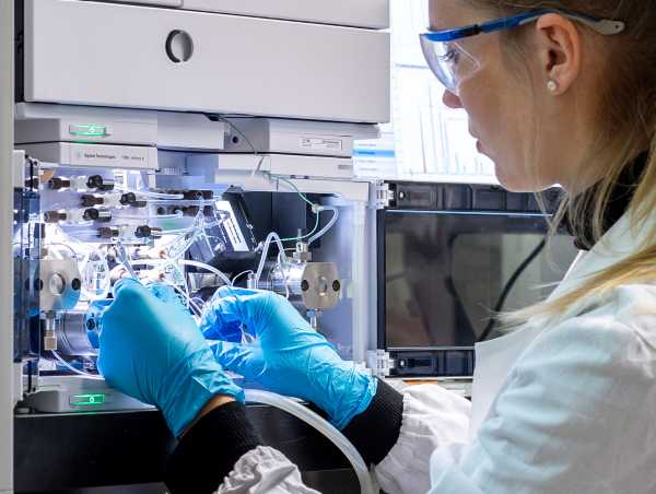 Die Doktorandin Teresa Demuth erforscht im Labor für Lebensmittel-Biochemie bioaktive Phytochemikalien in verschiedenen Nahrungsquellen. (Bild: ETH Zürich/ Rainer Spitzenberger)