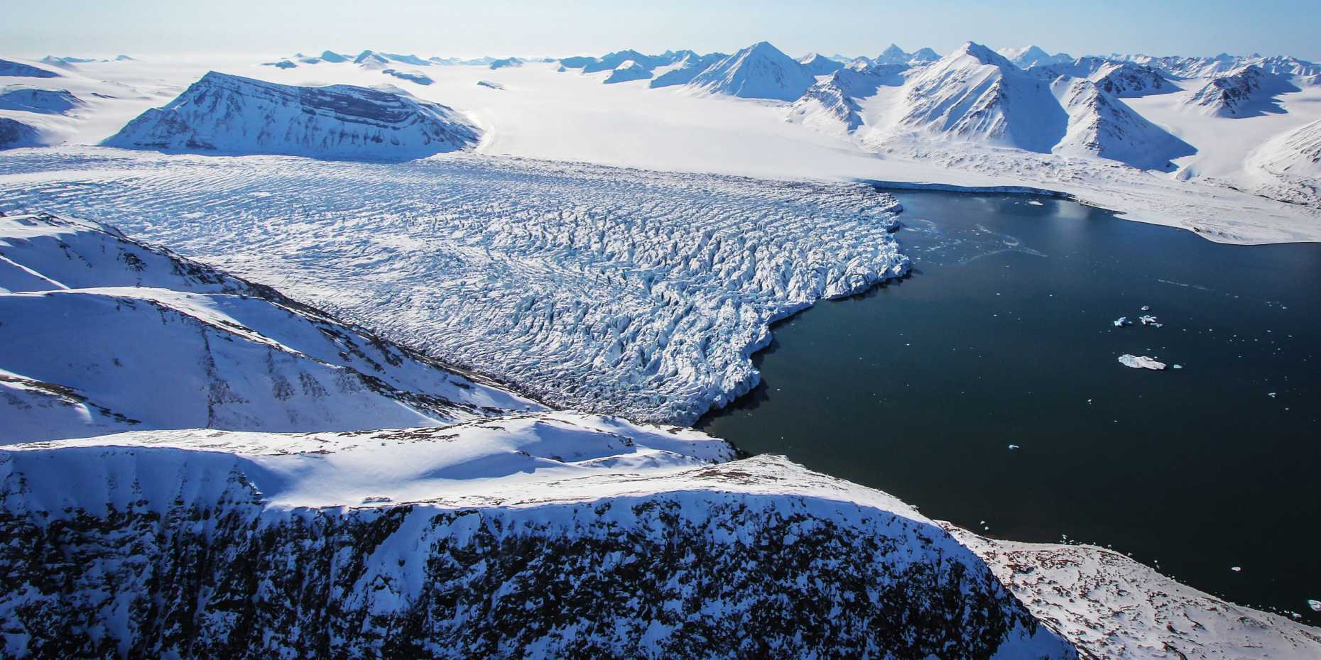 Vergrösserte Ansicht: Arktische Inseln wie Baffin Island oder Spitzbergen (hier im Bild) weisen die grössten Eisvolumen ausserhalb der Eisschilde Grönlands und der Antarktis auf. (Bild: Katrin Lindbaeck)