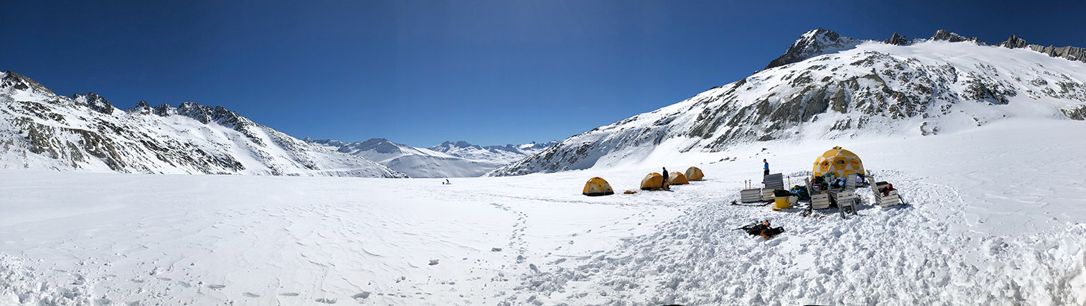 Vergrösserte Ansicht: Eine währschafte Expedition: Basislager der Forscher auf dem Rhonegletscher. (Bild: Institut für Geophysik / VAW / ETH Zürich)