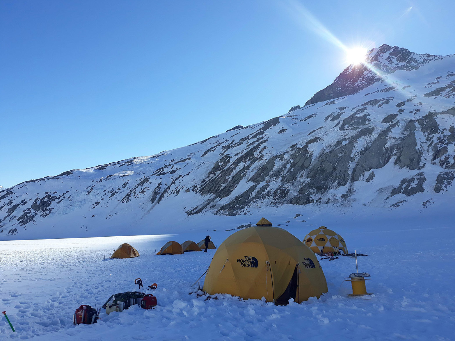 Vergrösserte Ansicht: Um ihre neue Methode zu testen, bewohnten die Forschenden mehrere Tage ein Basislager auf dem Gletscher.