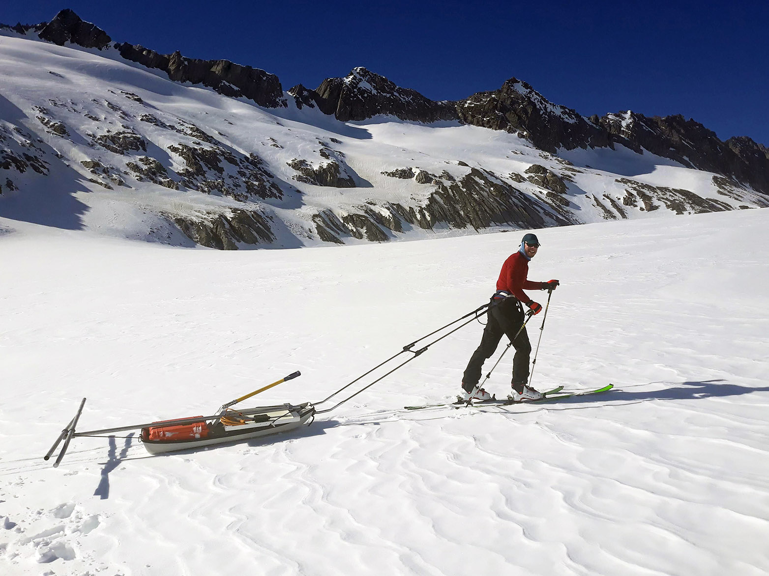 Vergrösserte Ansicht: Am einfachsten ging es auf Skiern: Ein Forscher transportiert Material und Werkzeuge.